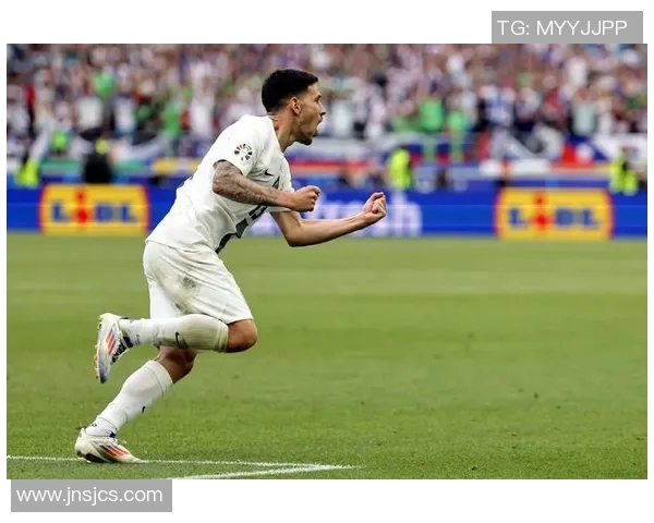 丹麦足球传奇人物回顾与成就分析探讨 丹麦足球传奇人物回顾与成就分析探讨